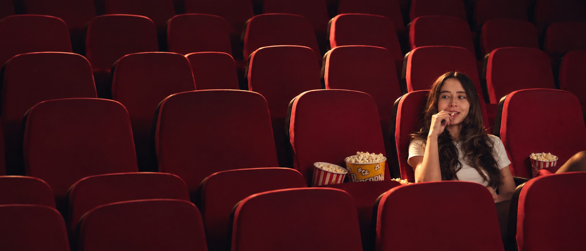 Sala de cine con butacas rojas